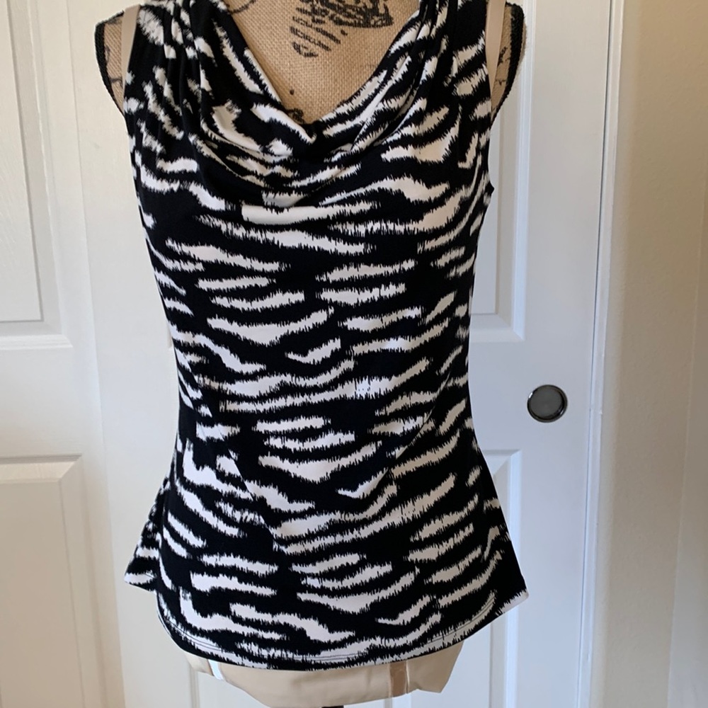 Calvin Klein black and white stretchy top. Excellent condition.